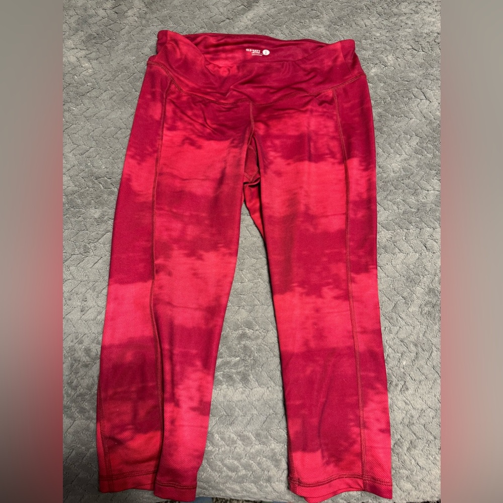 Old Navy New Maroon Active Capri Leggings w/Pockets 
Sz. L.